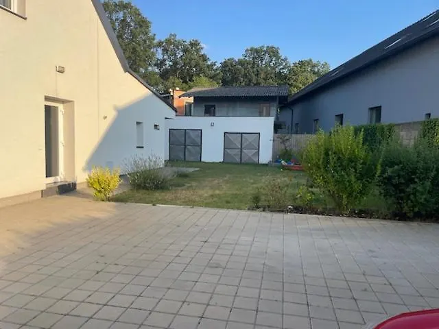 Cely Dum + Zahrada Villa Pardubice